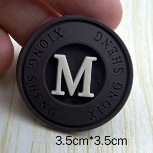 Parche de PVC de silicona 3D personalizado con logotipo en relieve de goma suave, parche de PVC dorado para sombrero, etiquetas de goma termoadhesivas con velcro para ropa - Product Image 3