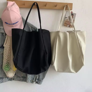 Bolsa de tela personalizada con logotipo impreso, hecha de lona de algodón lisa, con bolsillo interior y función impermeable, tipo bandolera. - Product Image 3