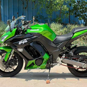Motocyclette sportive 1000SX d'occasion, état inégal. Moteur 4 cylindres refroidi par liquide de 1000 cm³, Ninja 1000SX Ninja 1000SX Kaw - Product Image 1