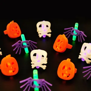 Halloween 4-teiliges Zubehör glühende Spinnen Neuheit glühender Stick für Kinderparty glühend im Dunkeln Artikel