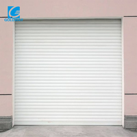 Porte à enroulement automatique moderne en aluminium blanc, gain de place et sécurisée pour les contextes commerciaux et professionnels