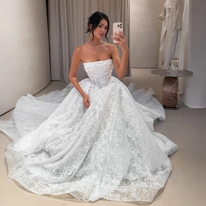 Robes de mariée personnalisées <span class=keywords><strong>chic</strong></span> sans bretelles, robes de bal en dentelle appliquée pour les occasions en plein air et en jardin - Product Image 1