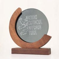 Trophée en cristal noir rond vierge avec plaque de récompense en bois