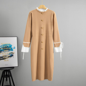 Robe pull en tricot pour femme Hepburn, manches longues, coupe ajustée, longueur mi-longue, avec poignets à volants et boutons sur le devant - Product Image 1