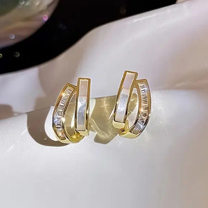 Orecchini a Cerchio Dorati da Donna, Placcati in Oro 18K, con Cristalli e Strass, Design Geometrico Minimalista per Uso Quotidiano - Product Image 1