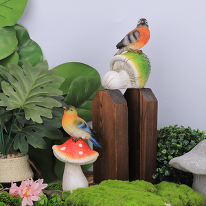 Figurine élégante en résine Redeco, <span class=keywords><strong>oiseau</strong></span> de la forêt sur champignon, design de micro-paysage, détails peints à la main pour la décoration de jardin - Product Image 5