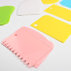 Ensemble de 3 outils de pâtisserie multicolores <span class=keywords><strong>en</strong></span> plastique PP pour lisser la crème et racler la <span class=keywords><strong>pâte</strong></span> et les gâteaux - Product Image 4