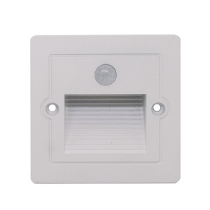 Lampe murale extérieure LED carrée blanc chaud 3500K étanche 110-240V à montage en surface, lumière de jardin en alliage d'aluminium, garantie 10 ans - Product Image 1