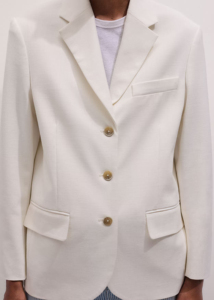 Blazer beige à simple boutonnage avec revers cranté, poches à rabat et détails de boutons contrastants, idéal pour les tenues professionnelles de bureau - Product Image 2