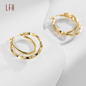 Vente en gros de boucles d'oreilles en or pur 18 carats, géométriques, creuses, en or véritable 18 carats, boucles d'oreilles créoles torsadées en forme de C, boucles d'oreilles torsadées en or pur - Product Image 1