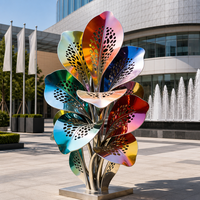 Sculpture florale en acier inoxydable arc-en-ciel, design de pétales de feuilles irisées, décoration artistique pour l'aménagement paysager des places publiques et des jardins