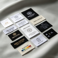 Étiquettes de vêtements en tissu polyester écologiques avec logo de marque personnalisé, impression en gravure haute densité, découpe au laser, étiquette tissée