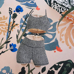 Conjunto de yoga con estampado liso para mujer – Sujetador deportivo con espalda cruzada ajustable y pantalones cortos de fitness de poliéster/nailon - Product Image 3