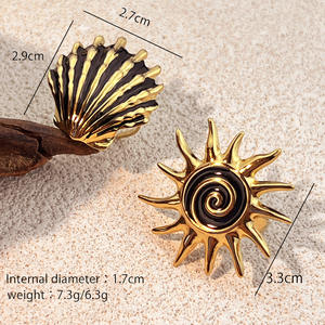Bague ouverte vintage en acier inoxydable plaqué or véritable 18 carats, motif spirale soleil hélice coquillage, design bicolore or noir, résistante au ternissement - Product Image 5
