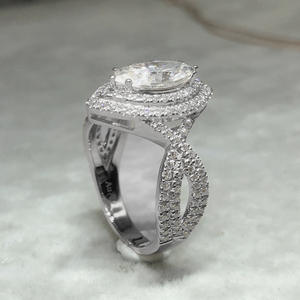 Anello da Donna F970 in Oro Bianco con Diamante Naturale Taglio a Pera, Anello di Fidanzamento con Diamante Colore D e Montatura Halo - Product Image 4