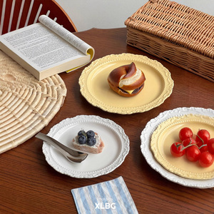 Plato de cerámica estilo francés con relieve, redondo, color crema, apto para lavavajillas, para uso en fiestas en casa. - Product Image 2