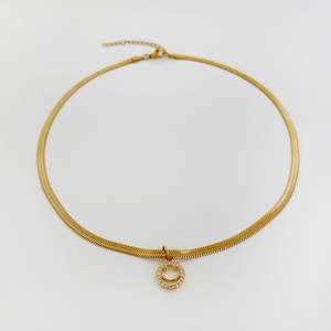 Collier ras du cou style froid avec pendentif visage souriant, design de niche, en acier inoxydable, inaltérable, bijoux de caractère, vente en gros - Product Image 4