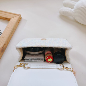 <span class=keywords><strong>Sac</strong></span> bandoulière tendance 2025 pour enfants, <span class=keywords><strong>sac</strong></span> à monnaie en peluche pour filles, mignon avec nœud et chaîne, <span class=keywords><strong>sac</strong></span> à bandoulière à bouton élégant avec motifs de dessins animés - Product Image 4