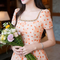 Robe courte rétro ZYHT 45579 orange à pois, coupe ajustée, col carré, bordure en dentelle, manches courtes pour petites filles