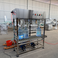 Machine de remplissage de bouteilles d'eau à trois têtes semi-automatique avec station d'alimentation par baril et équipement de pressage de bouchons en acier inoxydable à rouleaux