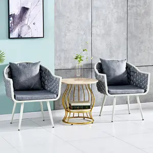 مجموعة طاولات خارجية تشمل كرسي راتان وطاولة قهوة صغيرة مناسبة للفناء والفناء أو الشرفة والفيلا