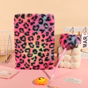 Cuaderno de Tapa Dura con Diseño de Arcoíris A5, Juego de Bolígrafos de Peluche, Regalo para el Día de San Valentín, Cuaderno para Estudiantes, Popular en Instagram - Product Image 2