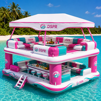 Île flottante gonflable pour parc aquatique, bar et ponton avec auvent tropical et sièges lounge pour les vacances en famille à la plage