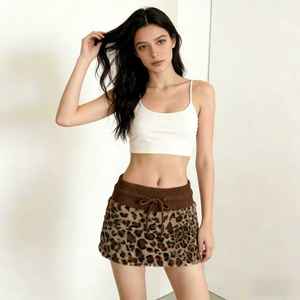 Mini-jupe Y2K à imprimé léopard, côtelée et patchwork, taille naturelle, coupe ajustée, style safari, courte et duveteuse pour femme - Product Image 1