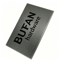 Plaque de nom personnalisée en acier inoxydable brossé avec logo en relief, étiquettes métalliques pour emballage de boîtes en bois de luxe avec trous de fixation