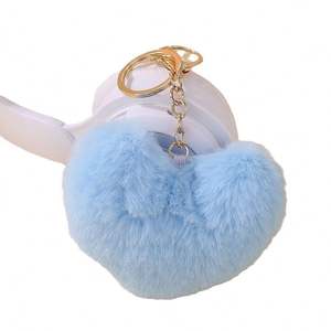 Al por mayor: Colgante de peluche de corazón de melocotón para el invierno, llavero y accesorio para colgar en el coche - Product Image 1