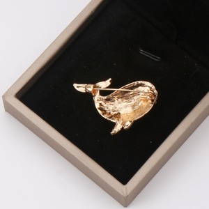 Broche de Golfinho em Liga Metálica com Efeito Gota de Óleo, Estilo Desenho Animado, Criativo, em Formato de Baleia, Elegante e Versátil, Acessório de Alfinete Animal para Mulheres - Product Image 4