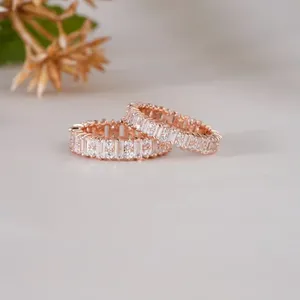 Bague d'éternité en or rose exquise avec moissanite, sertie de baguettes et de pierres rondes, pour femme, bijoux de mariage modernes - Product Image 2