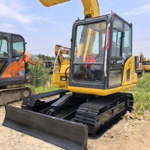 Mini excavadora Komatsu pc70 pc70-8 de 7 toneladas con certificación CE, usada para trabajos de construcción. - Product Image 4