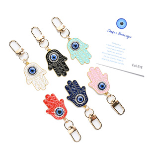 Porte-clés en alliage de zinc œil porte-bonheur en gros, breloque émaillée main de Hamsa pour sacs, clés et cadeaux porte-bonheur - Product Image 3