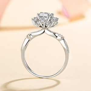 2025 Mới 925 Sterling Silver Bạc Của Phụ Nữ Nhẫn 0.5 <span class=keywords><strong>1</strong></span> <span class=keywords><strong>Carat</strong></span> Moissanite Phong Phú Hoa <span class=keywords><strong>Ruby</strong></span> Vài Kim Cương Quà Tặng - Product Image 1