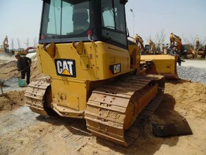 Bulldozer Usado de Alta Calidad D5K Fabricado en EE. UU. con Alto Momento de Carga, Capacidad de Empuje de 10 m, 23400 kg, en Venta - Product Image 6