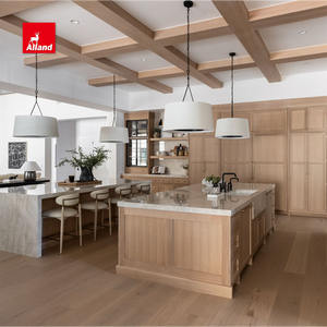 ตู้ครัวไม้โอ๊คสีขาวสไตล์ฟาร์มเฮาส์ พร้อมคานเพดานแบบอเมริกันสั่งทำพิเศษ ประตูกระจก และเคาน์เตอร์ควอตซ์ - Product Image 3