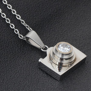 Vente en gros de bijoux mode pour hommes et <span class=keywords><strong>femmes</strong></span> 18 carats pvd plaqué or collier de mini caméra espion cachée en acier inoxydable - Product Image 6
