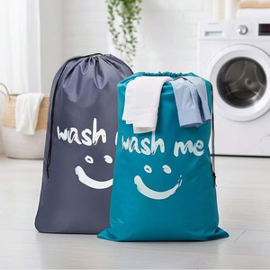 Bolsa de lavandería Wash Me Smiley Face, bolsa de almacenamiento con cordón de poliéster para viajes y uso doméstico - Product Image 1