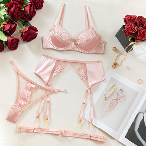 Ensemble de lingerie 4 pièces en satin rose et dentelle pour femme, avec soutien-gorge à armatures en maille transparente, porte-jarretelles, string et jarretières, tenue de soirée sexy pour femme OEM ODM - Product Image 6