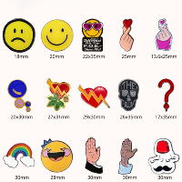Fabrication de badges en métal personnalisés avec visage souriant, broches en émail rigide et souple, étiquettes de dessin animé, épingles de revers anime – Arabie Saoudite