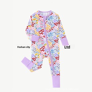 رومبير جديد للأطفال الذكور لفصل الصيف والشتاء بسحابين وطباعة زهور من قماش البامبو - Product Image 1