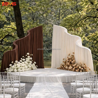 Support de toile de fond de mariage incurvé en tissu rose personnalisé pour extérieur avec arche métallique pour scène de mariage
