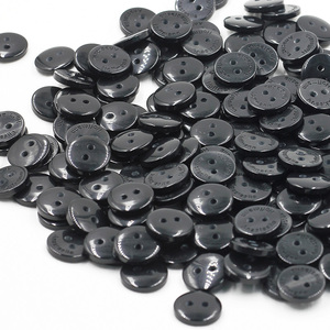 กระดุมไม้สี่รูแบบกำหนดเองลดราคาพิเศษ เป็นมิตรกับสิ่งแวดล้อม สำหรับเย็บเสื้อผ้า แบรนด์เสื้อผ้า พร้อมโลโก้และลูกปัดตกแต่ง รูปทรงแบน - Product Image 2