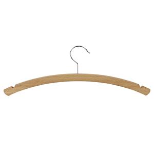 Percha de madera con acabado natural y gancho metálico para guardar prendas - Product Image 1
