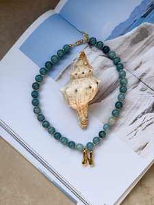 Collier initial fait main sur mesure avec pierres bleues douces espacées de détails dorés subtils, hypoallergénique et inaltérable - Product Image 2