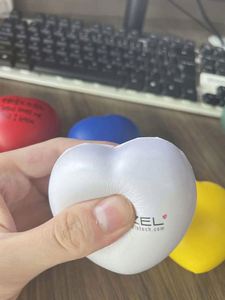 Balle anti-stress en forme de cœur avec logo personnalisé promotionnel - Product Image 3