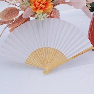 Éventail pliable en bambou blanc avec logo, prix d'usine, cadeaux de mariage personnalisés pour invités, éventails en bambou avec logo - Product Image 1