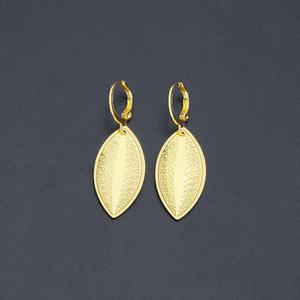 Boucles d'oreilles créoles Jxx en laiton plaqué or, design feuilles multi-formes, pour femme, idéales pour les occasions de mariage - Product Image 4