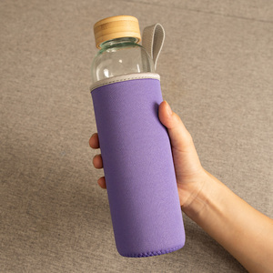 Botella de <span class=keywords><strong>Agua</strong></span> de Vidrio de 750 ml con Funda Colorida, Tapa de Bambú <span class=keywords><strong>Natural</strong></span>, Diseño Novedoso, Agarre Ergonómico, Ecológica, con Infusor, Apta para <span class=keywords><strong>Agua</strong></span> Hirviendo - Product Image 1
